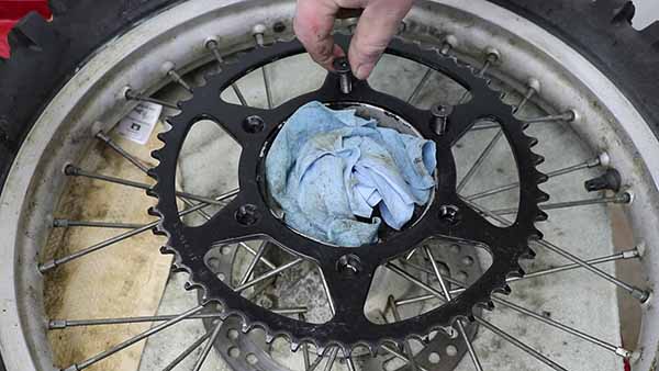 Start your installation with the rear sprocket.