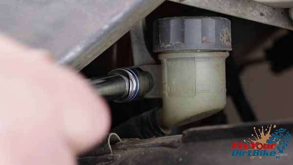 Remove the brake fluid reservoir bolt.