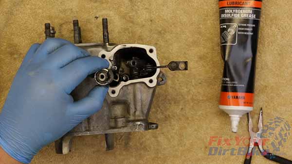 Align the valve shaft with the flap valve, and place the sub-exhaust valve on it’s bore. Apply 2-stroke oil to the valve, then press the valve into the cylinder.