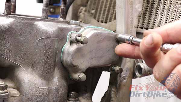 Install the right cylinder cover with a new gasket.