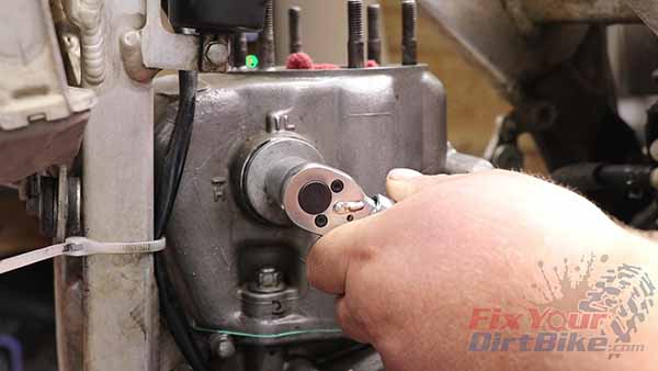 Torque the left exhaust valve cap to 115 in-lbs.