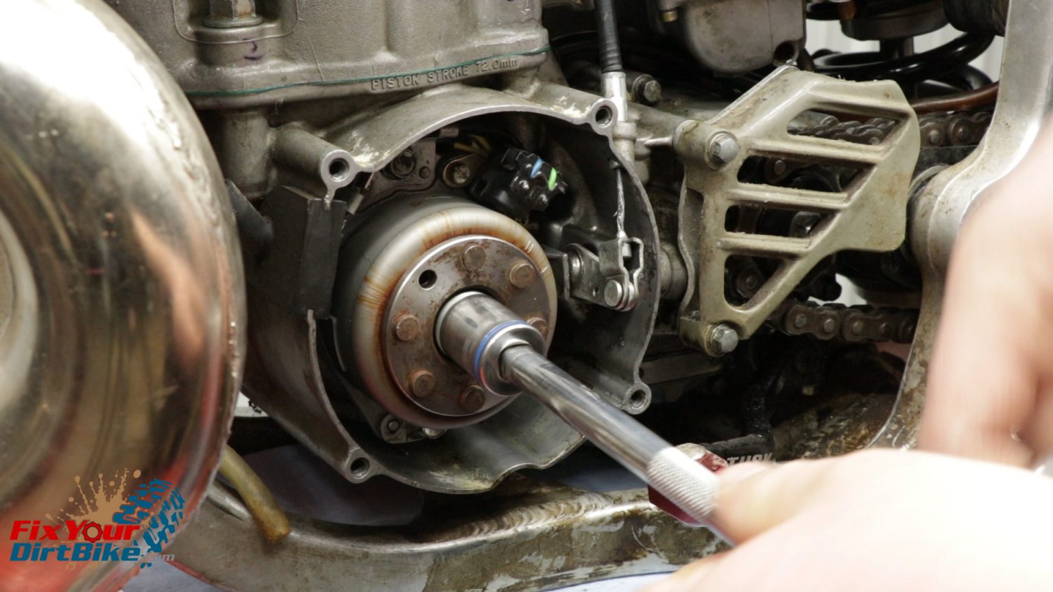 9701 Honda CR250 Flywheel Removal & Installation Fix Your Dirt Bike